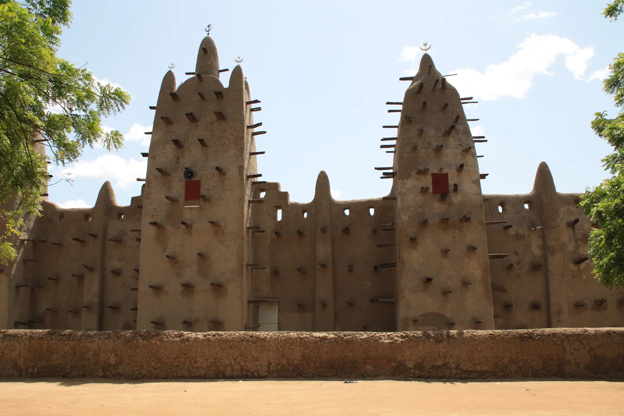 Mosquée de la ville de San (Mali), architecture soudanaise de banco gris (2009)