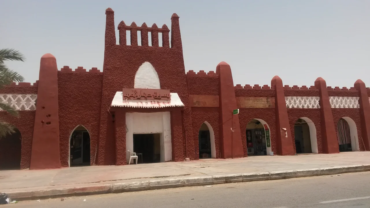 Monument historique bâti en terre au style d'architecture néo-soudanaise