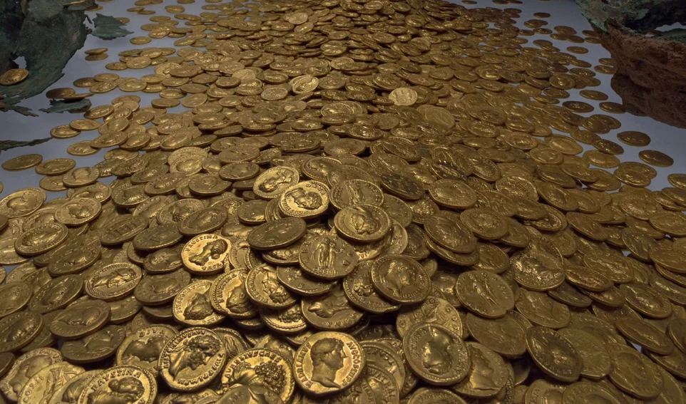 Präsentation des römischen Goldmünzenschatzes aus der Trierer Feldstraße im Rheinischen Landesmuseum Trier.