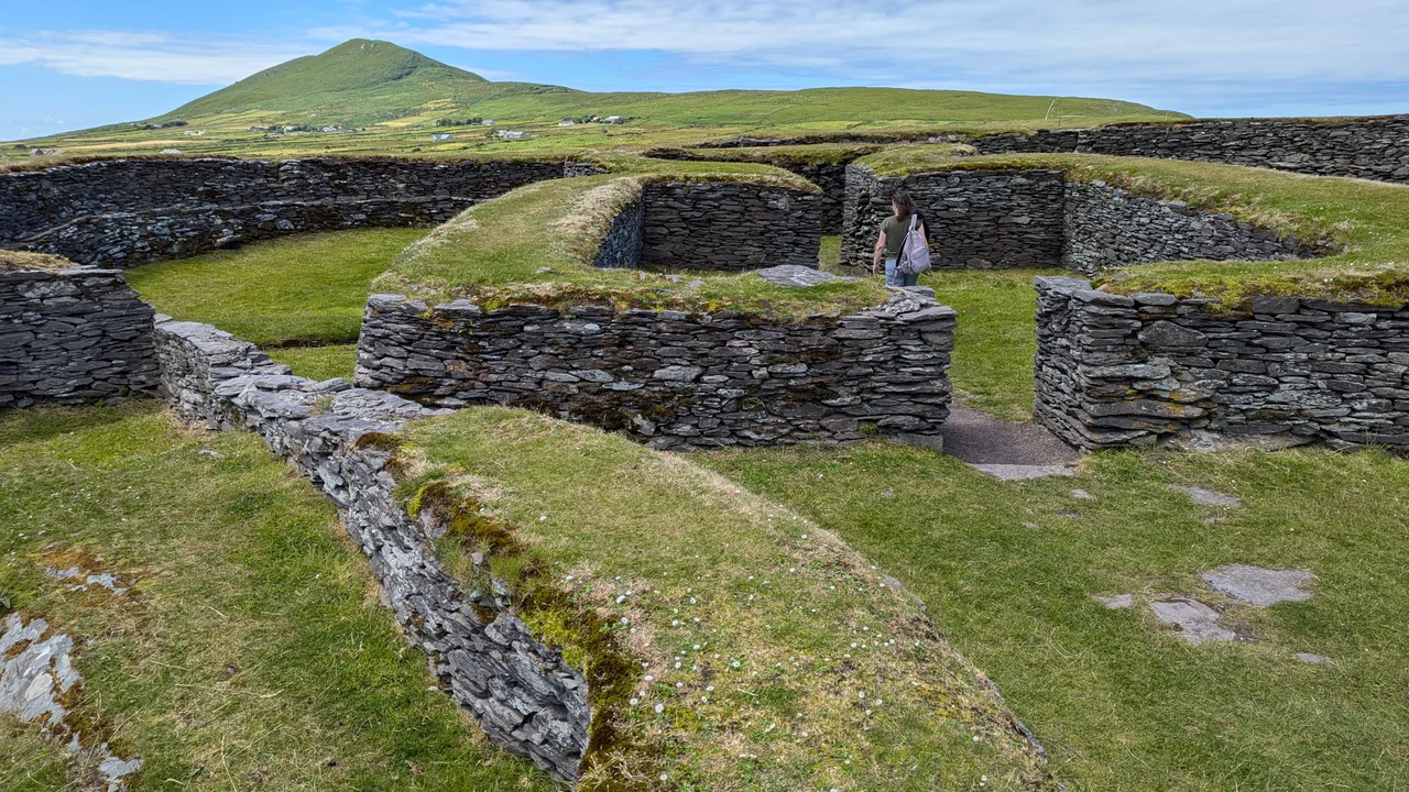 Internal walls inside Leacanabuile ring fort