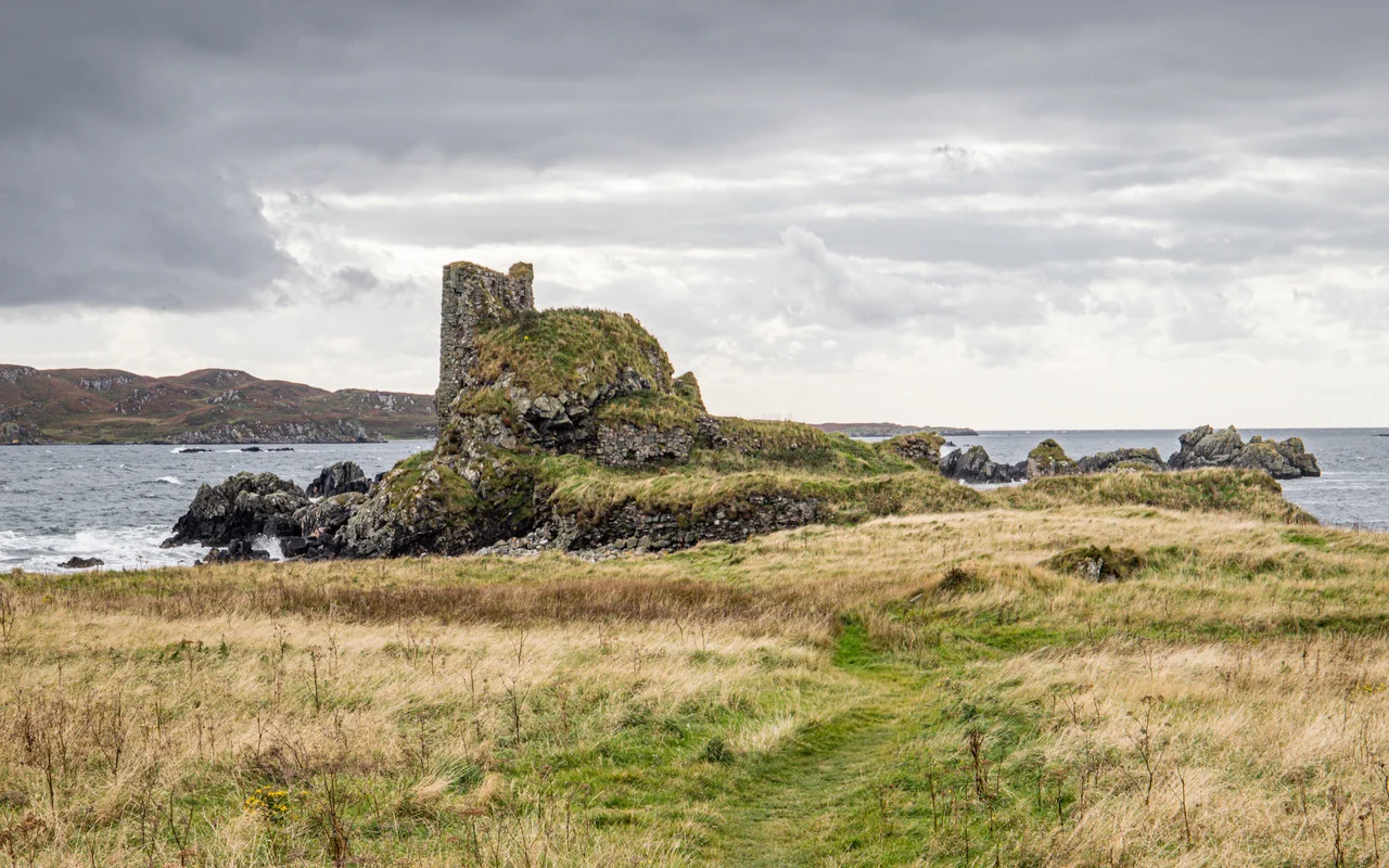 Dunyvaig Castle seen from the footpath.