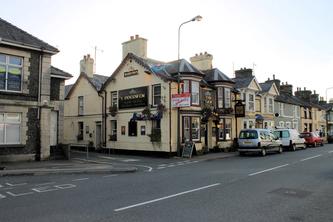 Tafarn y Dderwen (Oak pub), Penrhyndeudraeth, Gwynedd.