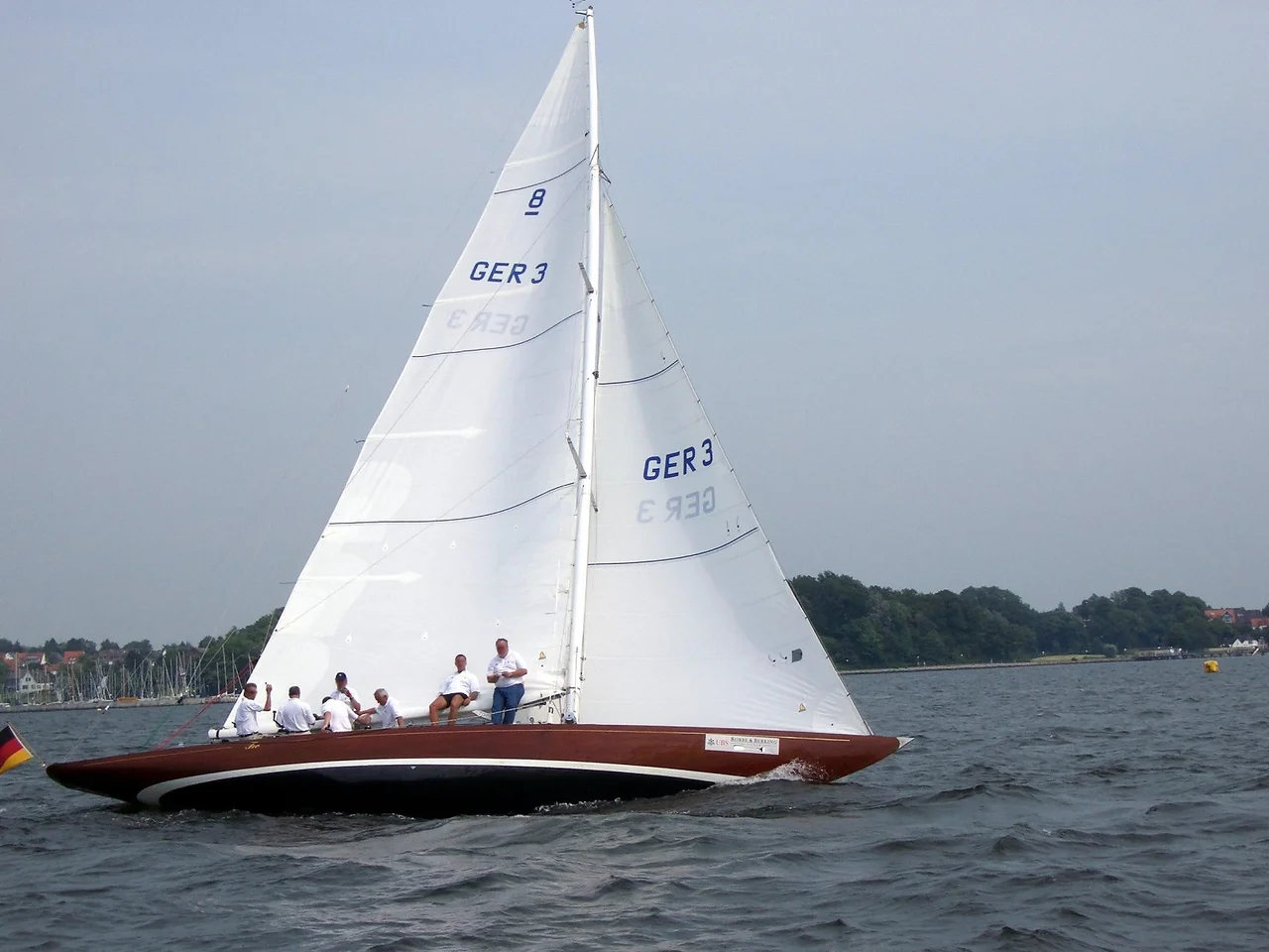Segelboot der Bootsklasse 8 Meter-Klasse (8mR) auf der Kieler Förde.
Yacht Name: Feo
Designer: Charles E. Nicholson

Builder: Camper &amp; Nicholsons - Gosport 1927