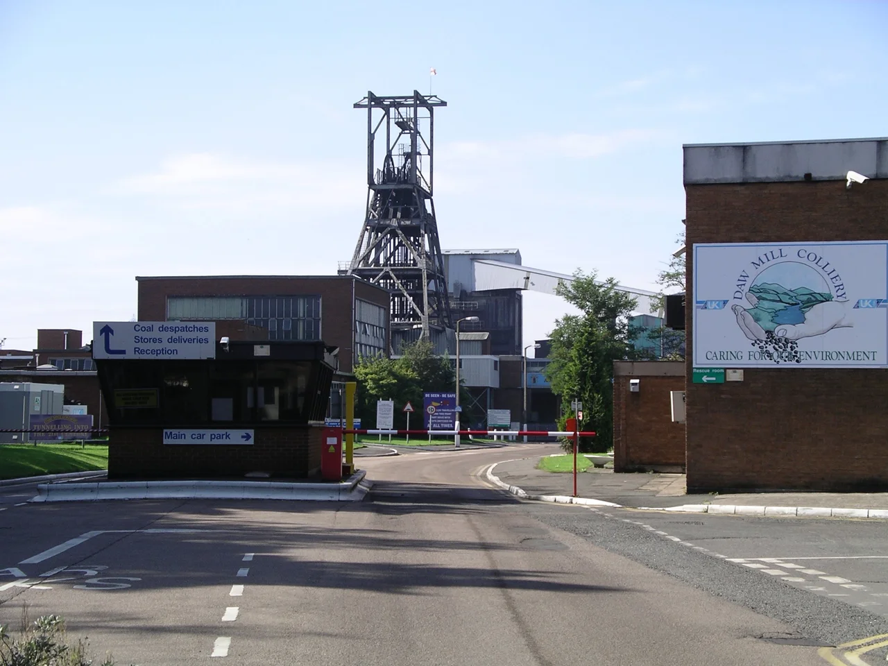 Photo taken on 17 September 2006 of Daw Mill Colliery, en:Warwickshire, en:England from the main road.