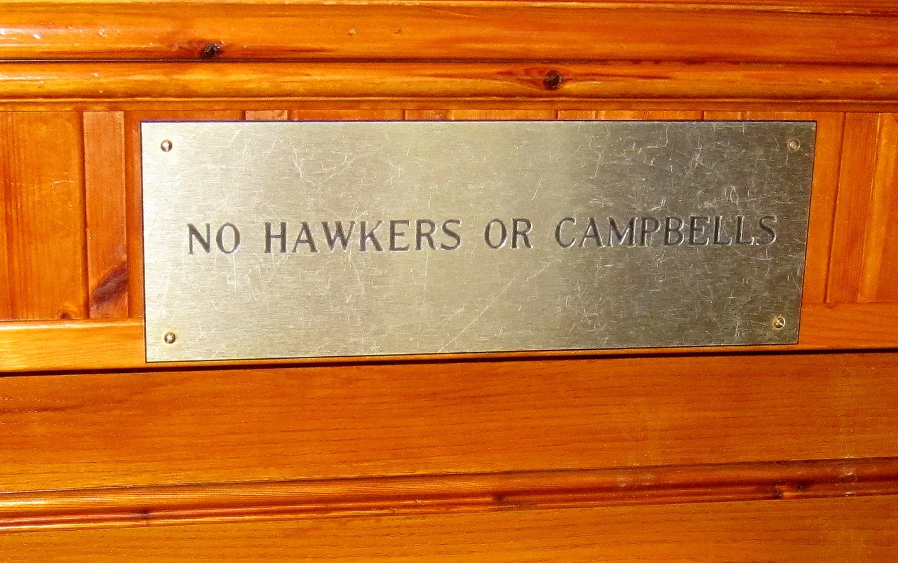 Clachaig Inn bord dat de toegang verbiedt aan leurders en Campbells, Schotland