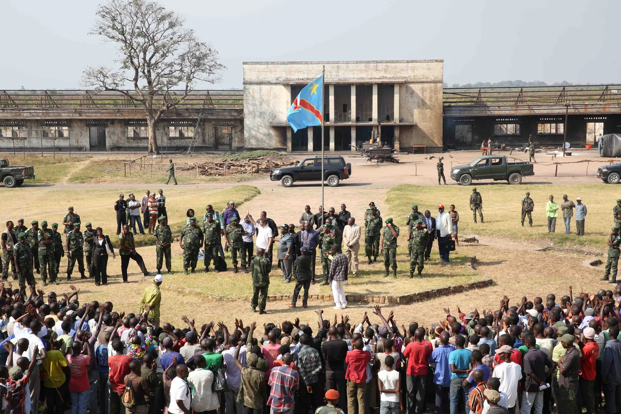 Kamina, province du Katanga, RD Congo : Le Ministre de la défense, des anciens combattants et de la réinsertion, Aimé Ngoy Mukena, accompagné de José Maria Aranaz, directeur du Bureau conjoint des Nations Unies pour les droits de l’homme, saluent les ex-combattants arrivés sur le site de regroupement de Kamina. 
Le processus de relocalisation est maintenant terminé. Au total ce sont 1194 ex-combattants et leurs dépendants qui ont été transportés par la MONUSCO de Gbadolite à Kamina. Photo MONUSCO/Abel Kavanagh
==
Kamina, Katanga province, DR Congo: The Minister of Defence, Veterans and Reintegration, Aimé Ngoy Mukena, accompanied by José Maria Aranaz, Director of the United Nations Joint Human Rights Office, welcomed the ex-combatants on  the Kamina cantonment site.

The relocation process is now complete. In total, 1,194 ex-combatants and their dependents were transferred by MONUSCO from Gbadolite to Kamina. Photo MONUSCO/Abel Kavanagh