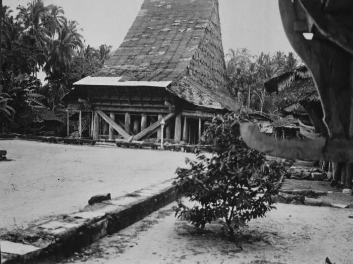 Foto. Raadhuis in Baroejoe Lasara op het eiland Poelau Telo