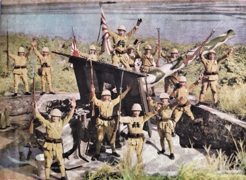 SNLF soldiers posing with a captured British coastal gun after the conquest of Christmas Island in the Indian Ocean, April 1942.
Because of a mutiny by Indian soldiers against their British officers, Japanese troops were able to occupy Christmas Island without any resistance...