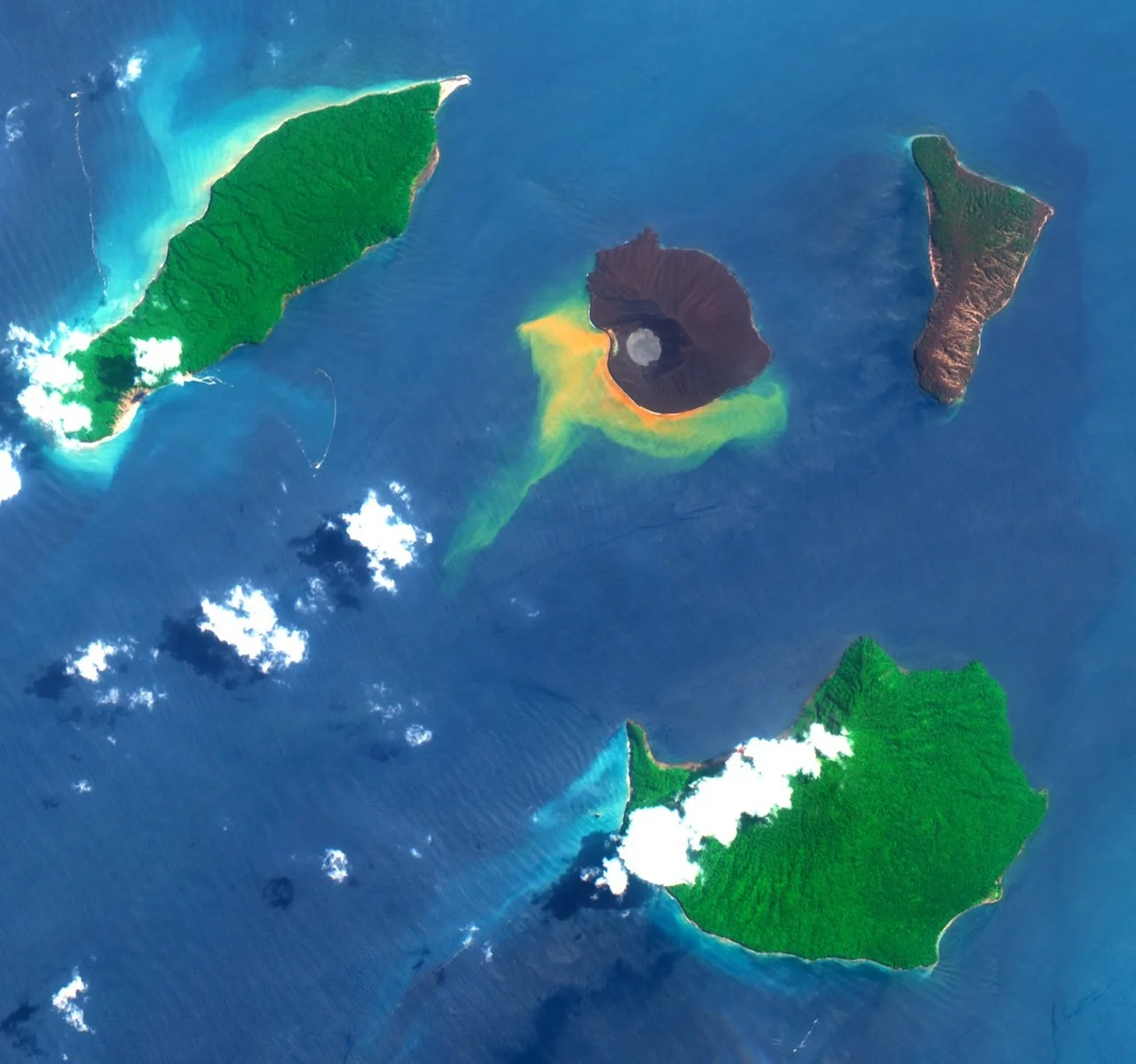 Today, 2018-04-23, #Sentinel2  has acquired another spectacular view of #AnakKrakatau #volcano  1/2