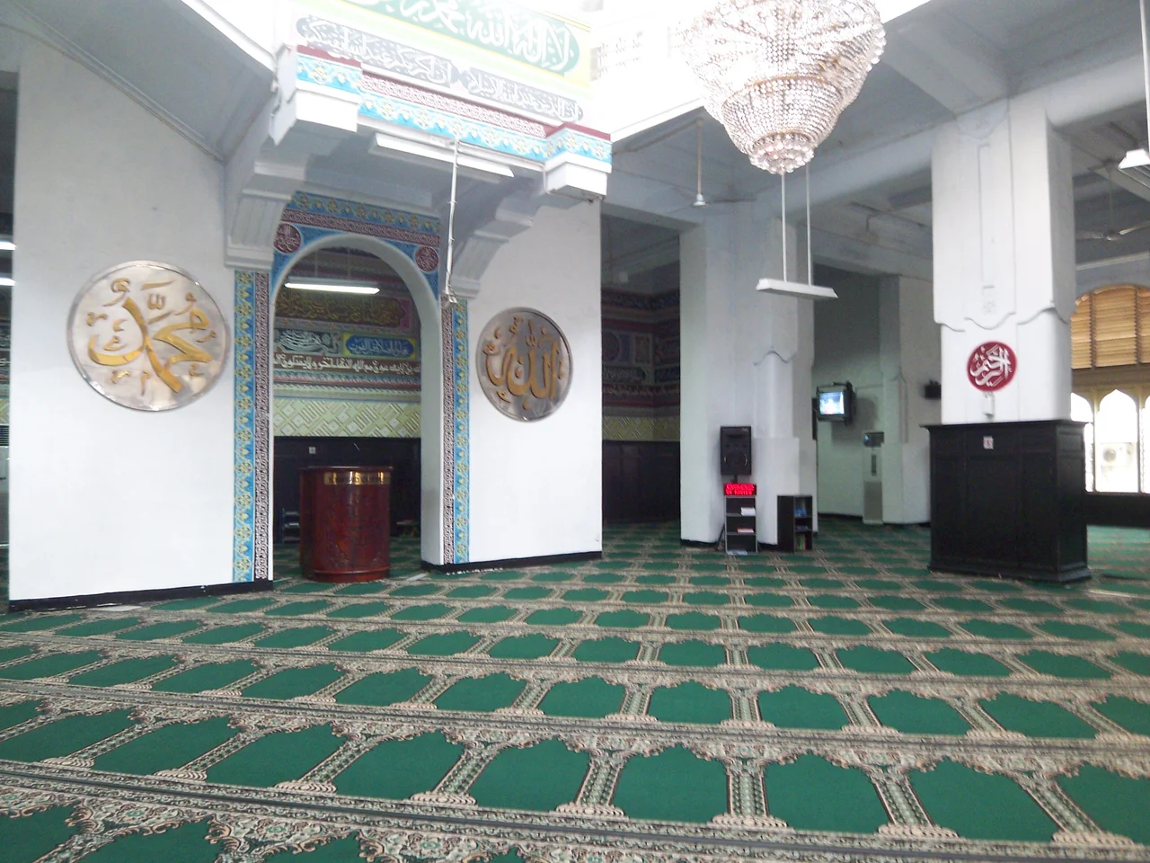 This is picture shows the position of the mimbar that place next to the shaf not in the front as usual in other mosque.