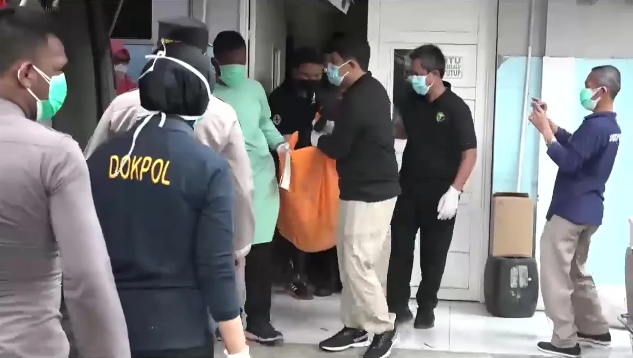 Police members transferring the bodies of the Tangerang prison fire to an ambulance
