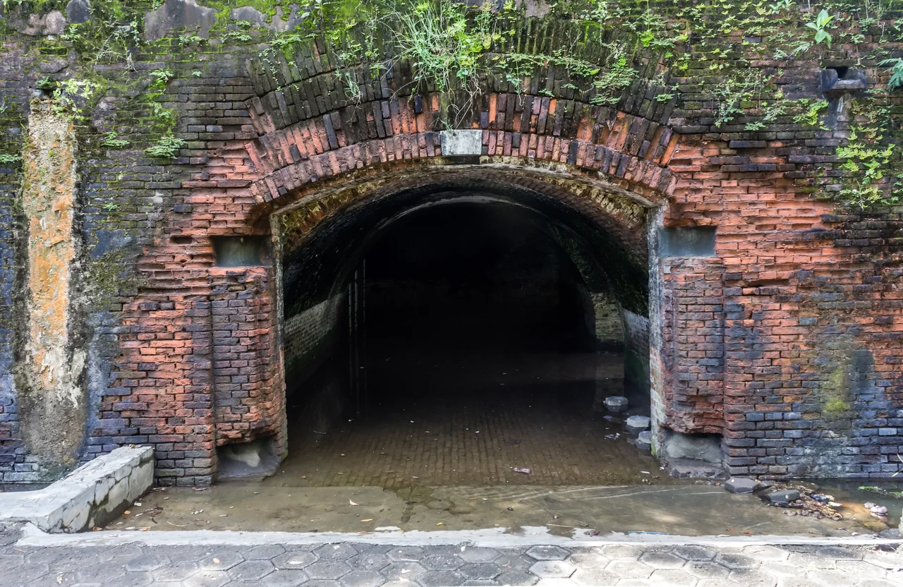 Tunnel entrance, Benteng Pendem, Cilacap 2015-03-21