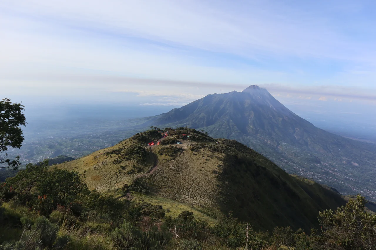 Volcanoes on Sumatra island. See en:List of volcanoes in Indonesia.