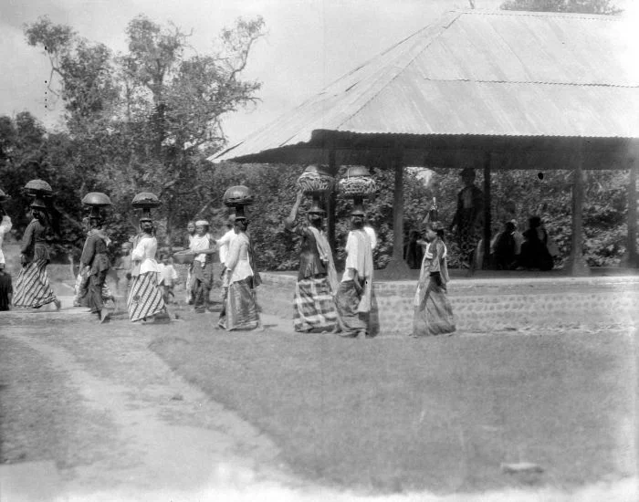 Women carrying offerings at the pura of Lingsar