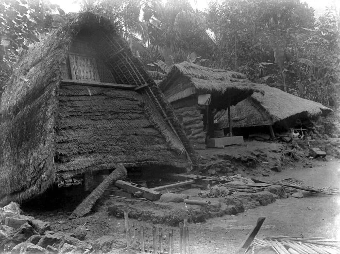 Negatief. Ingestorte huizen na de aardbeving op Bali in 1917