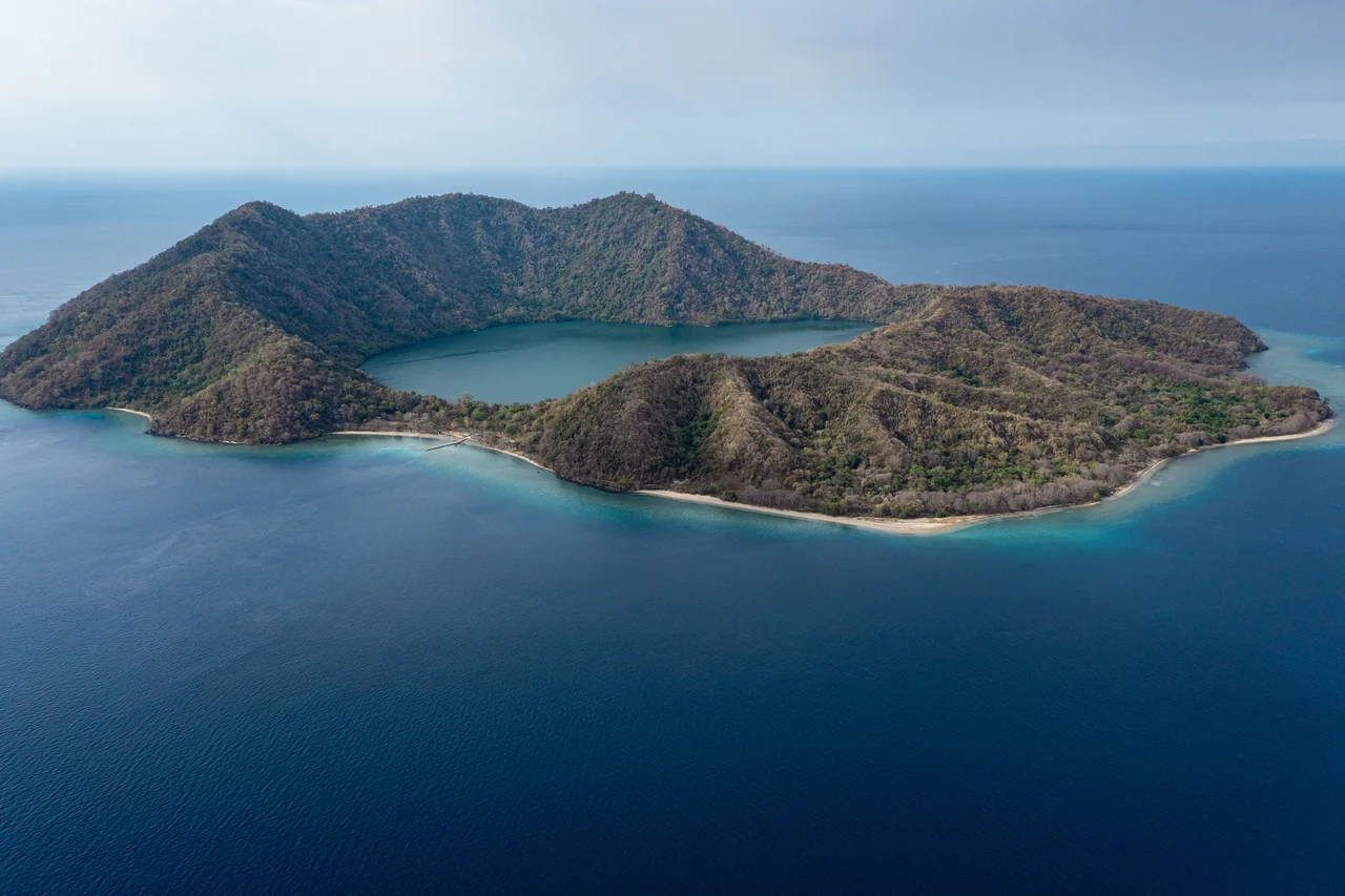 Pesona pulau satonda yang merupakan salah satu taman wisata alam berada di daerah nusa tenggara barat indonesia dengan danau air asin ditengah pulau.