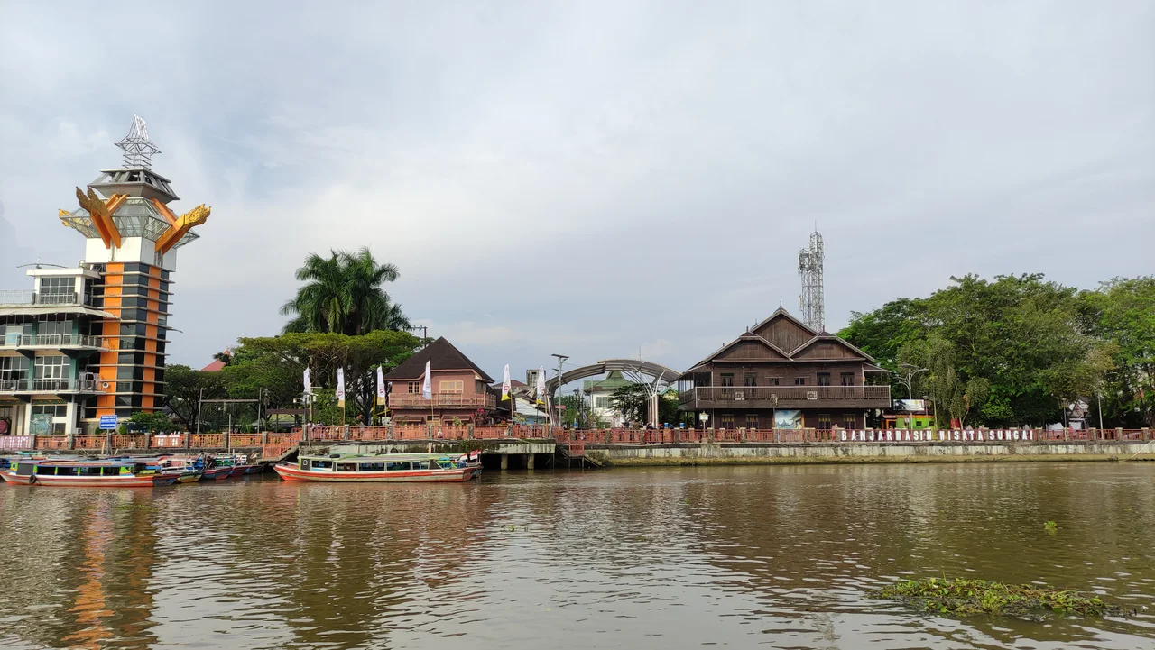 jpg.isThe banks of the Martapura River in Banjarmasin City