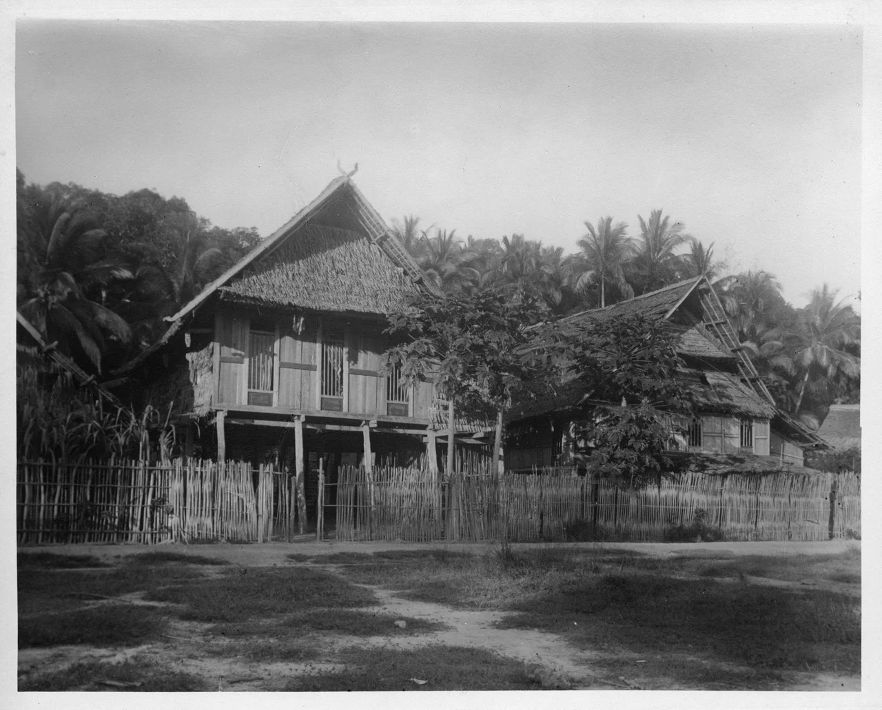 Note: For documentary purposes the original description provided by the National Museums of World Culture has been retained. These historical descriptions may be factually incorrect, outdated or offensive. Alternative descriptions are encouraged separately from the original description. Additionally errors can be reported at this page.Boeginesiska hus i Kendari, öst-Celebes.
Plats: Sulawesi (region); Indonesien (land); Celebes, Kendari, Sydöst-Celebes (annan)
Motivord: hus, byggnad
Sökord: staket