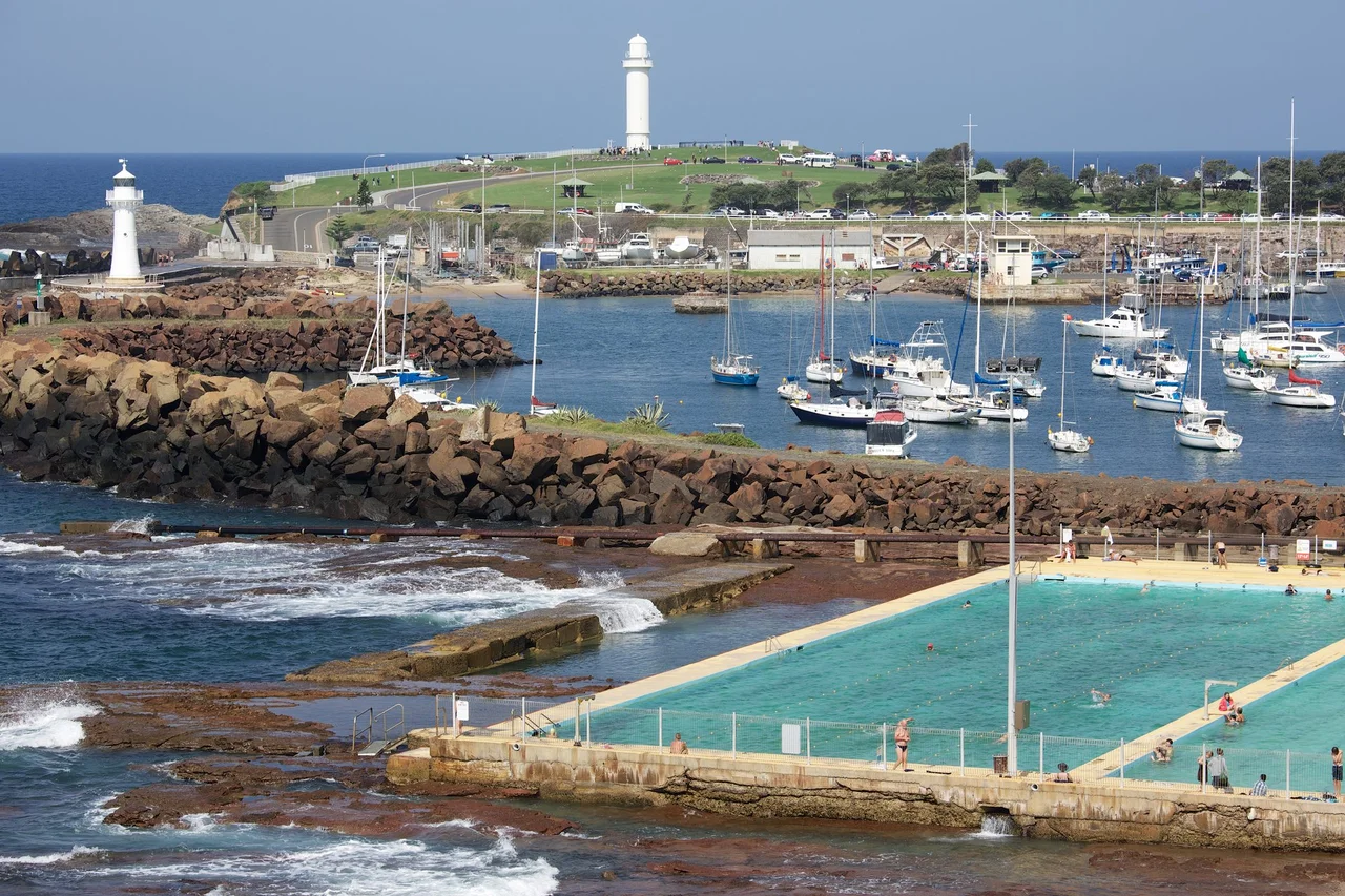 Wollongong Breakwater Lighthouse, also known as Wollongong Harbour Lighthouse, is a historic lighthouse situated on the southern breakwater of Wollongong Harbour, in Wollongong, a coastal city south of Sydney, New South Wales. Wikipedia