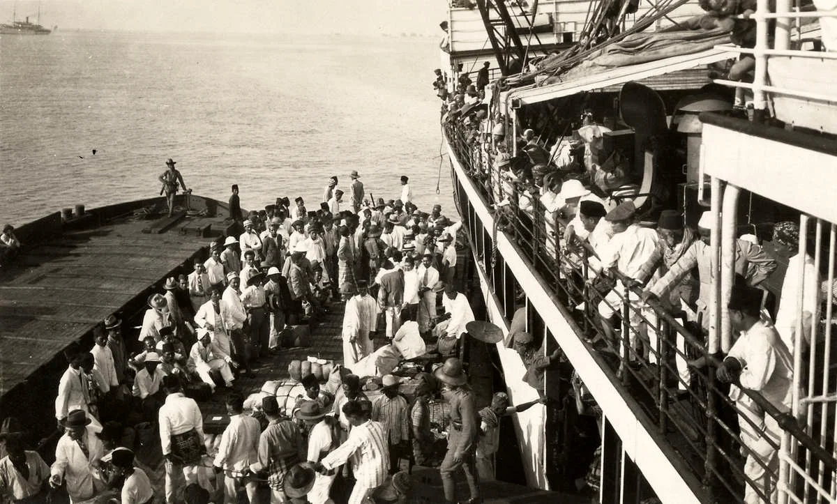 Communistische gevangenen. Geboeid worden een aantal communistische "raddraaiers" van boord gezet en geïnterneerd op Boven-Digoel. Indonesië, 1927