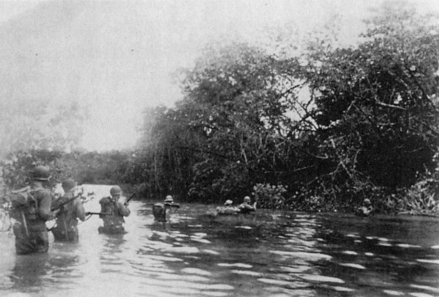 Soldats américains traversant la rivière de Driniumor en juillet 1944