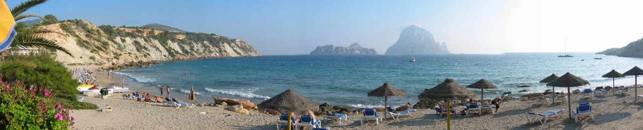 Cala d'Hort auf Ibiza mit Blick auf Es Vedrà.