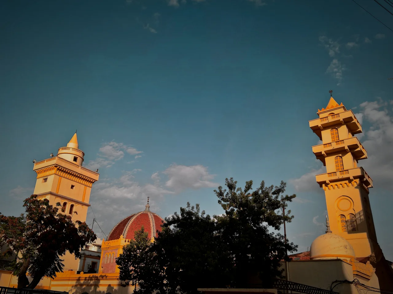 Cette mosquée borde le palais du bey et la place du commandant Si Houas, elle doit son nom au marché de la laine (Souk El Ghzel) qui se trouve à sa proximité. Son bâtisseur était un marocain nommé Abbas Ben AlloulDjelloul, il fut confié par le bey « Hussein Bou Koumia/ Hassan Killiani) en 1723 et sa réalisation prit plus de 10 ans (sa réalisation aura duré plus de 27 ans) (1713-1729/1125-1140).
Articles