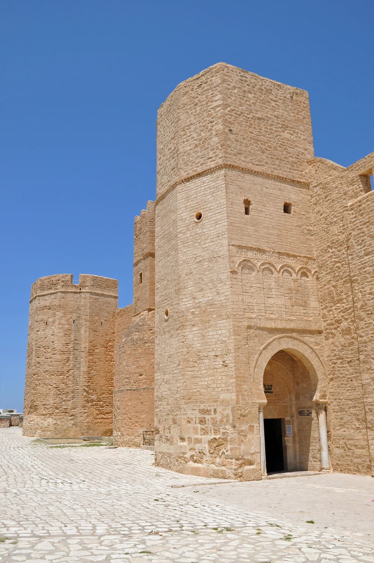 The ribat of Monastir is the oldest and most important defensive work to have been built along the North African coastline by the Arab conquerors in the early days of Islam.
Founded in 796, this building underwent several modifications during the medieval period. Initially, it formed a quadrilateral and then was composed of four buildings giving onto two inner courtyards.
A spiral stair of about a hundred steps leads to the watchtower form the top of which visual messages were exchanged at night with the towers of neighbouring Ribats