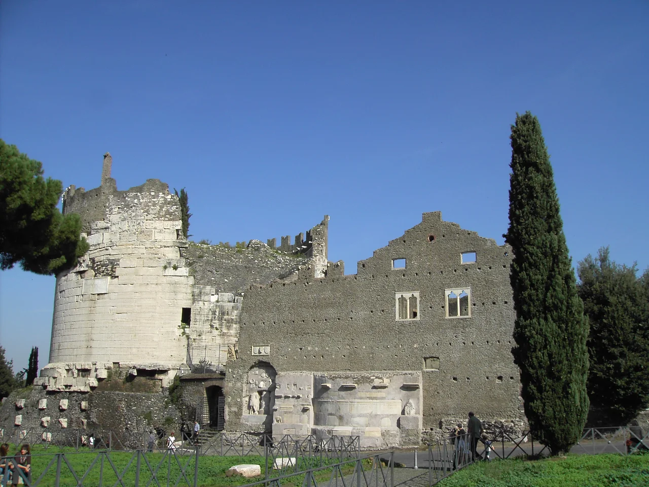 Roma, via appia Antica: mausoleo di Cecilia Metella e Castrum Caetani by Lalupa