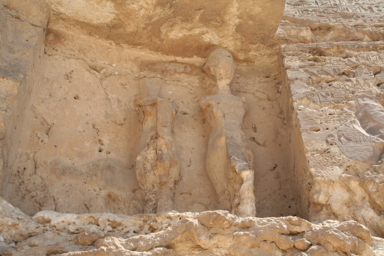 Statues to the left of Boundary stela U in Tell el-Amarna