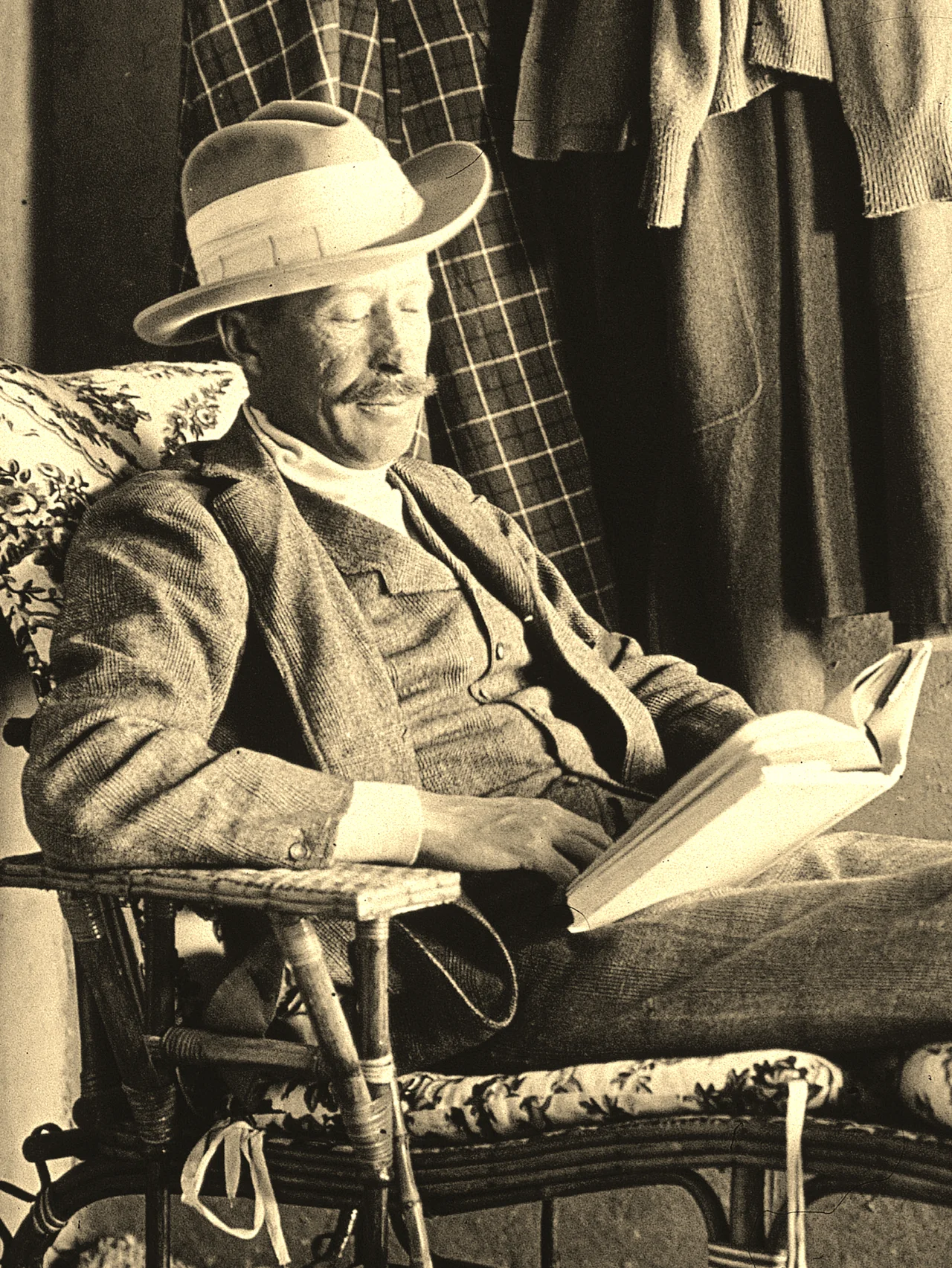 George Herbert, 5th Earl of Carnarvon, at Howard Carter’s home on the Theban west bank, according to Griffith Institute, Oxford