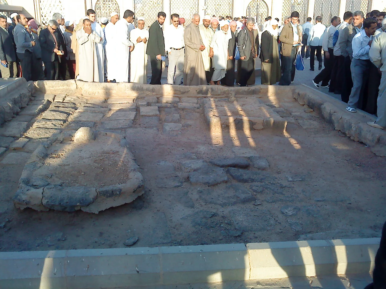 Grave Abdullah ibn Ja'far (left) and Aqeel ibn Abi Talib in al-Baqi' Cemetery
