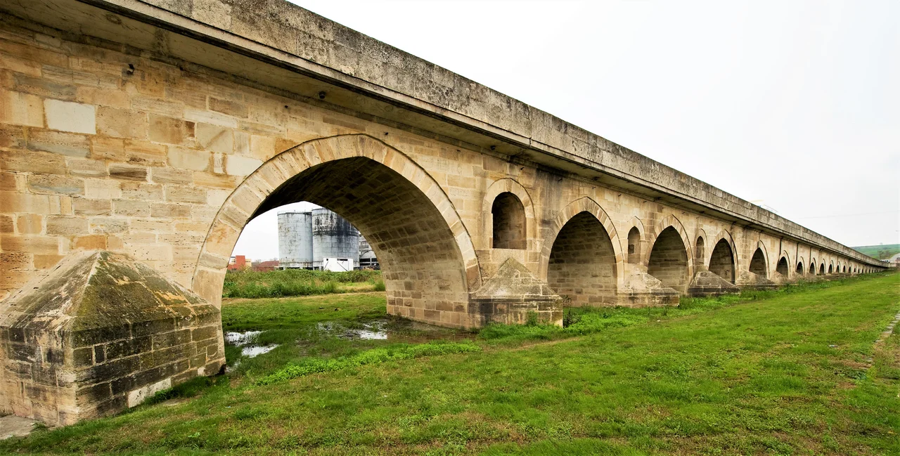 One of some pictures showing the bridge on the north side of the river, approaching river and town. As can be seen some show the left, others the right side. I translated the name of the bridge, the category name is a pleonasm.