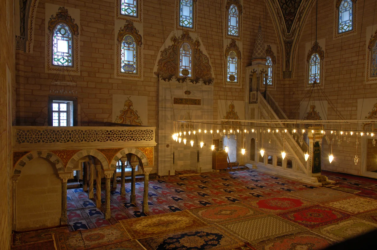 The Beyazit II mosque has been built between 1484 and 1488 bij Sultan Beyazit II, with the money left after his Moldau War. It is situated at the river Tunça. The architect Hayreddin based the ground plan on that of the Yeşil Mosque in Bursa. The building has a square prayer room with a dome on top and adjacent rooms for Q’uaran study, as well a courtyard, and is representative for the early Ottoman mosque architecture.