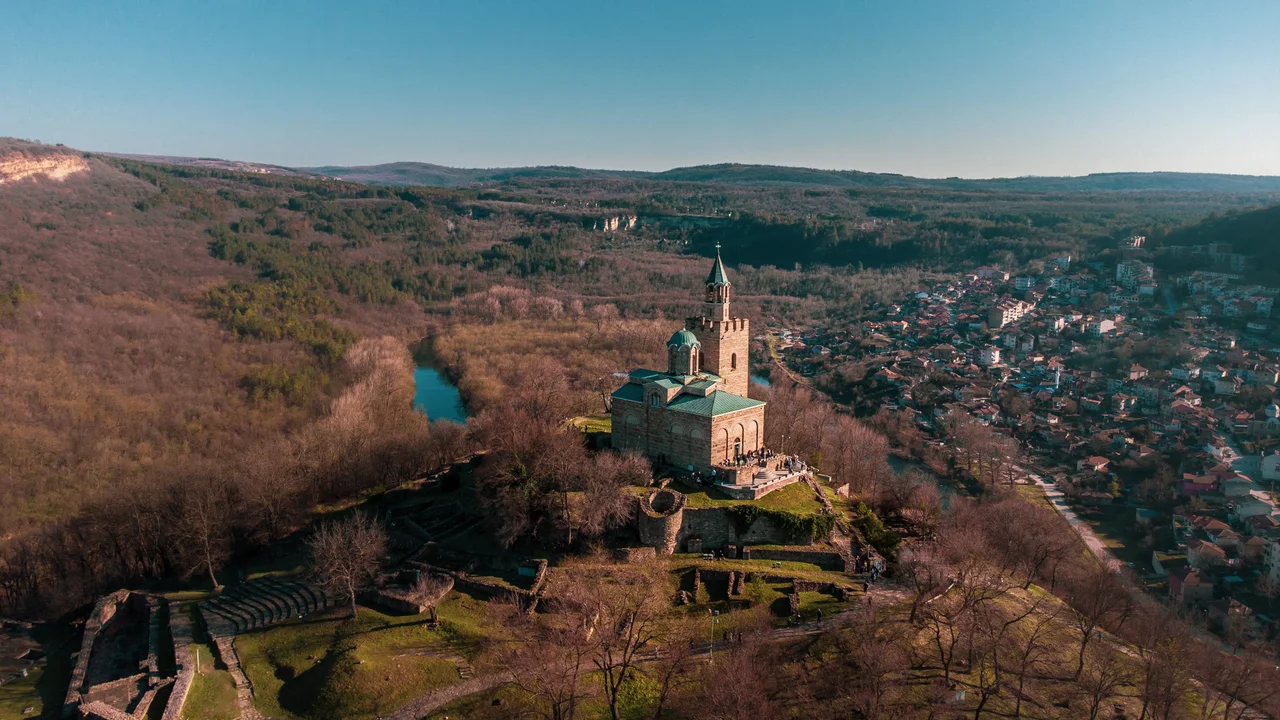 Въздушен изглед към крепостта Царевец във Велико Търново, rk.aerial