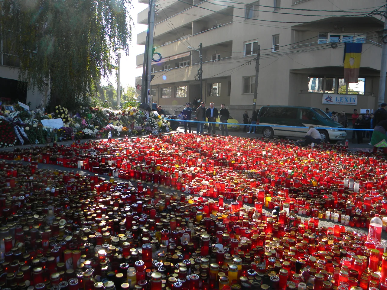 Bucuresti, Romania, Club Colectiv (Mii de Candele rosii ptr. mortii din club)(Tristete fara glas)