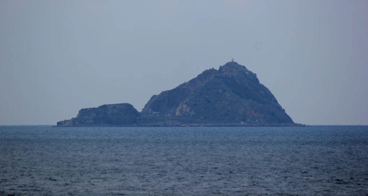 Ostansicht der Insel Sivriada im Marmarameer vor Istanbul.