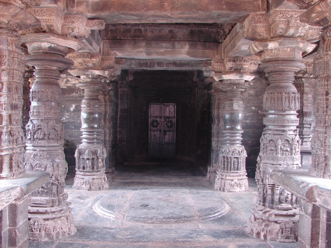 This photograph was taken by self (Dinesh Kannambadi) at the Saraswati temple in en:Gadag, Karnataka state, India in July 2007. This is an example of Gadag style pillars built by the  en:Western Chalukyas (Kalyani Chalukyas)