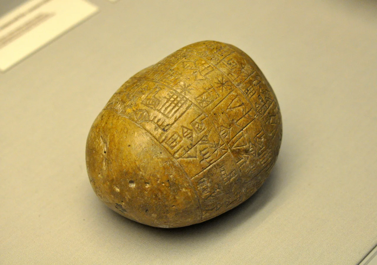This large river-worn pebble was inscribed with cuneiform inscription. The cuneiform text states that king Enannatum I reminds the gods of his prolific temple achievements in the Sumerian city of Lagash. Early Dynastic Period, circa 2400 BCE. From Girsu, Southern Mesopotamia, modern-day Iraq. The British Museum, London.