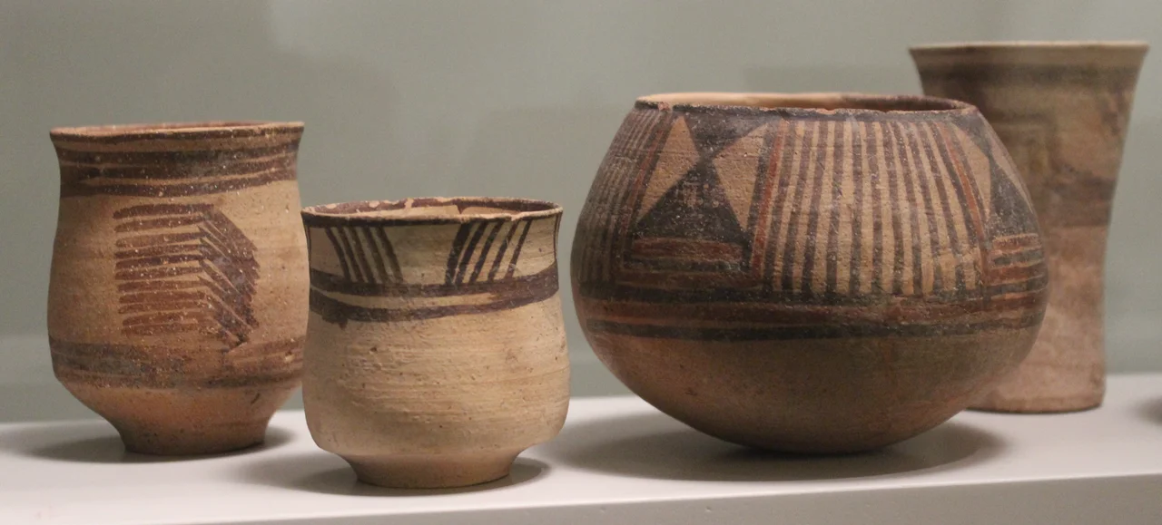 Musée Guimet. Cerámica prehistórica Afghanistan, Jean Marie Casal: Fouilles de Mundigak. Paris 1961, fig. 74, no. 237a (Periode IV, the left vessel), pl. XXXIIB (Period IV, second vessel from left); pl. XXXB (Periode III, third from left), fig. 77, no. 267 (Periode IV (vessel on the right).