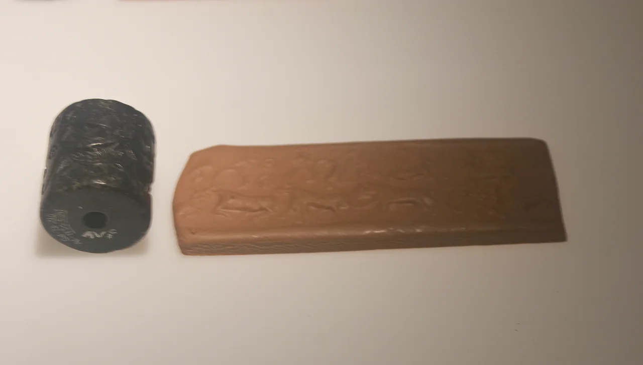 Cylinder seal. Ca. 3200-3000 BC. Provenance: Godin Tepe, Iran. It is part of the exhibition Irán, cuna de civilizaciones in the MARQ.