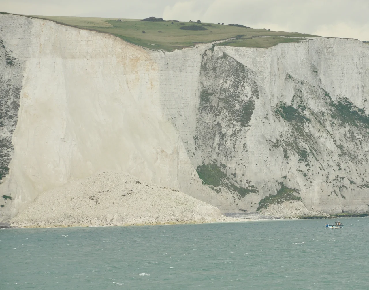 A recent landslide in the White Cliffs of Dover, to the east of the harbour.