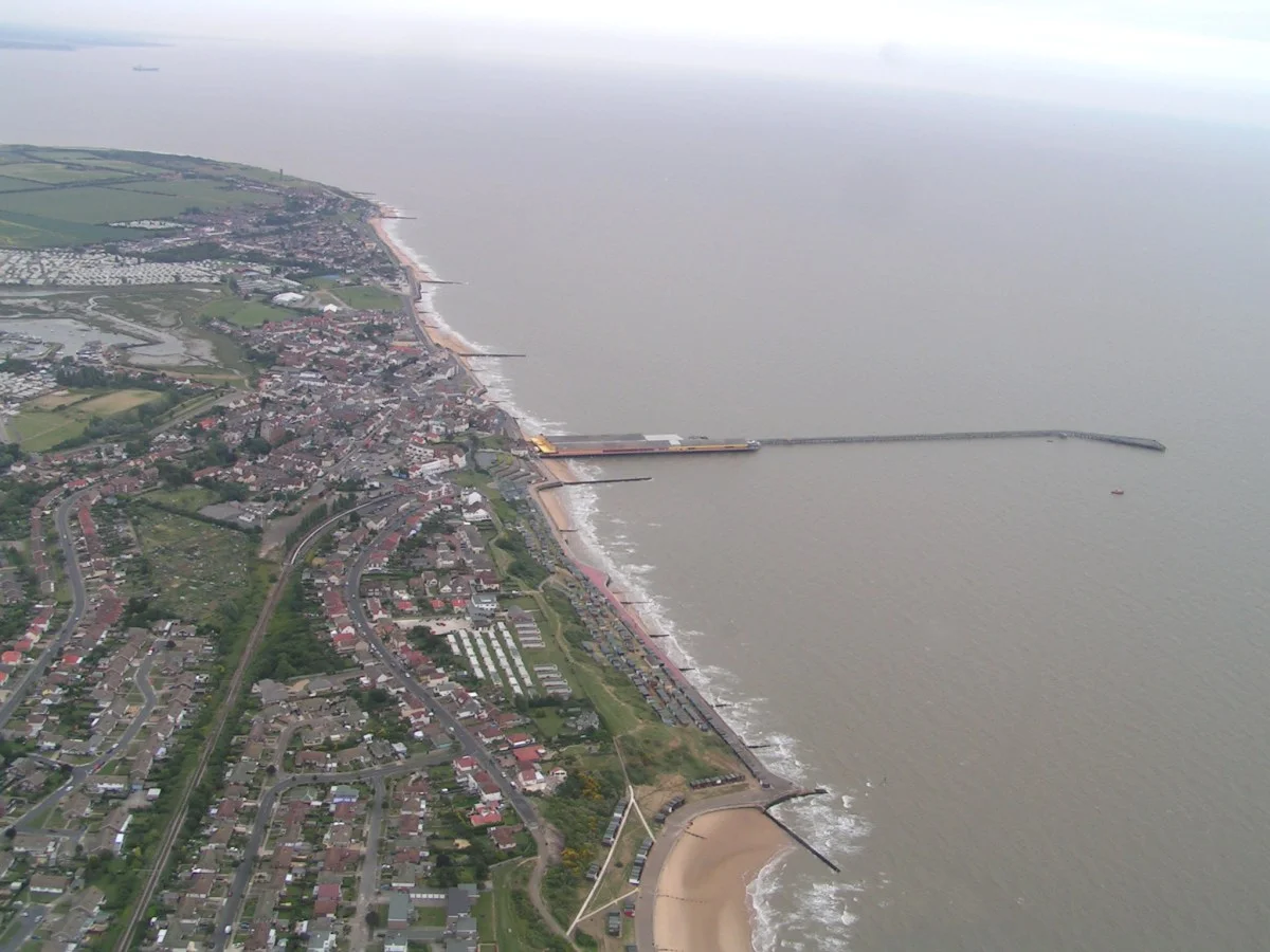 Walton-on-the-Naze sea-front and town center.  Photo by sannse, 26 June 2004.