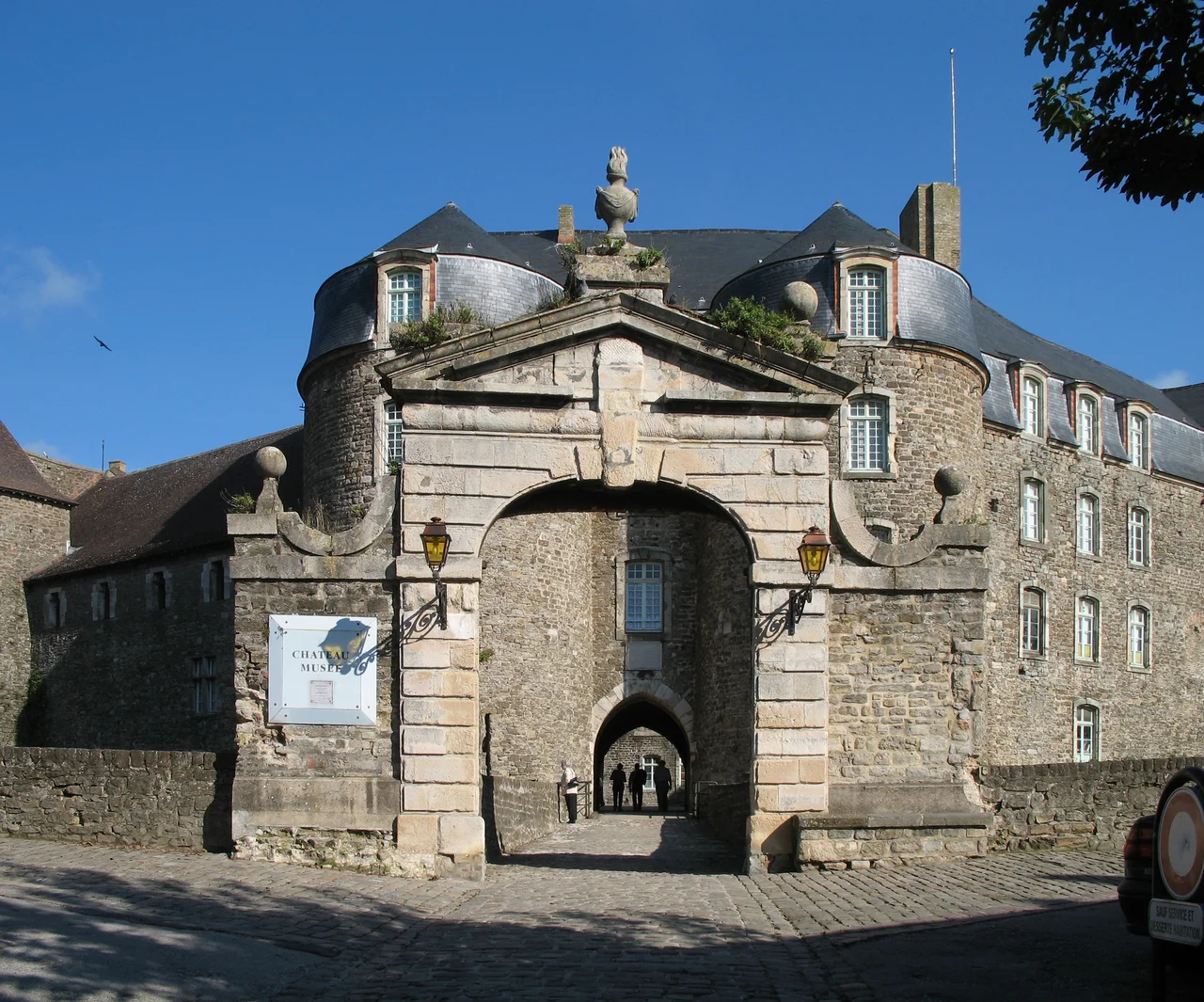 Boulogne (département du Pas-de-Calais, France): entrance of the castle