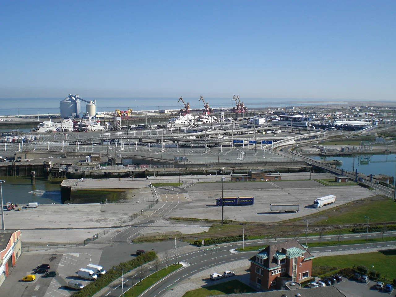 Zone portuaire de Calais vu du phare.