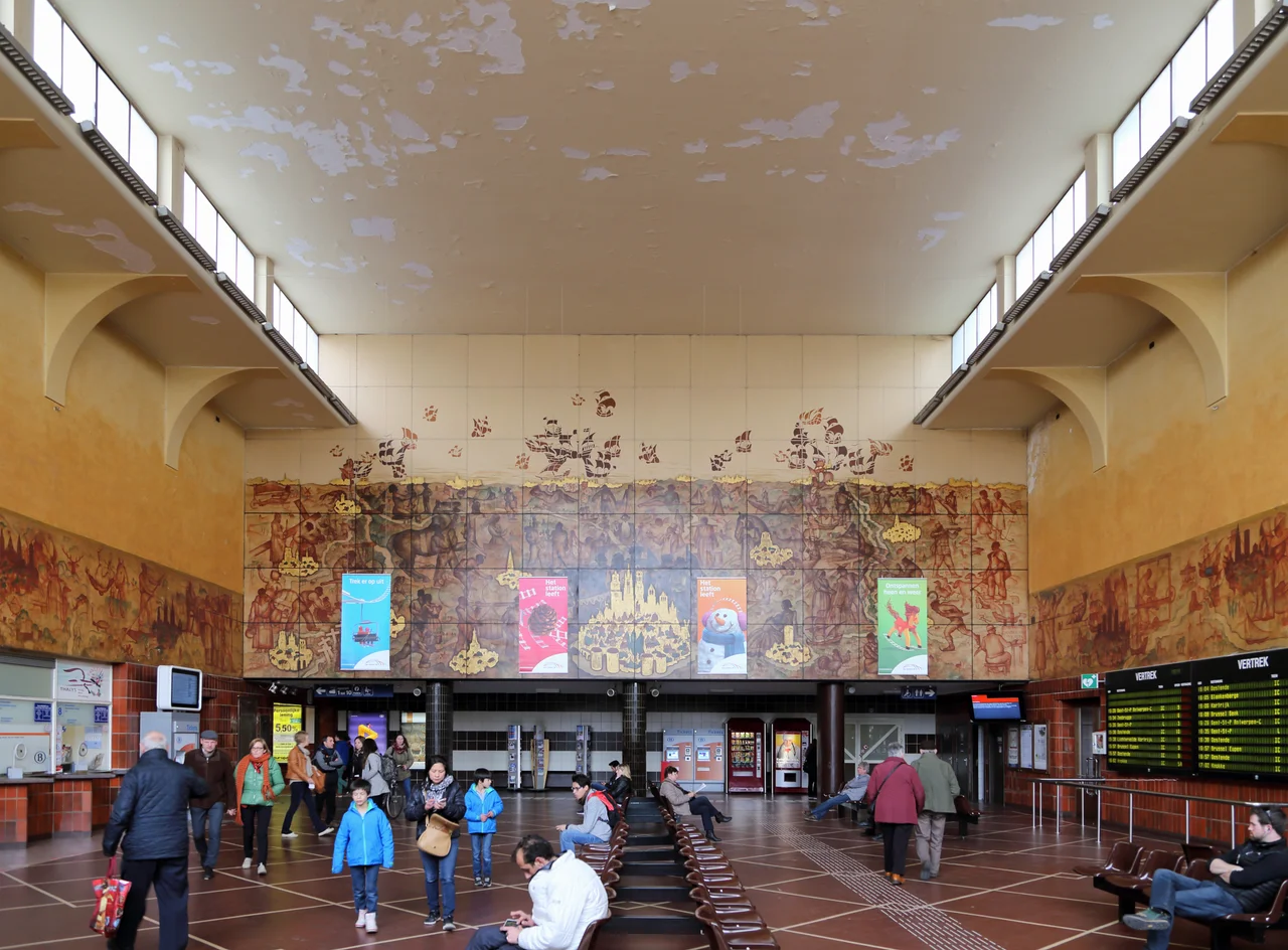 Bruges (Belgique): train station - interior