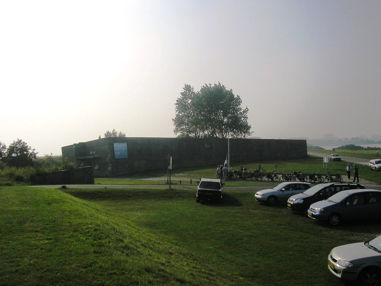 Zicht op een deel van de buitenkant van het Watersnoodmuseum in de herfst van 2005