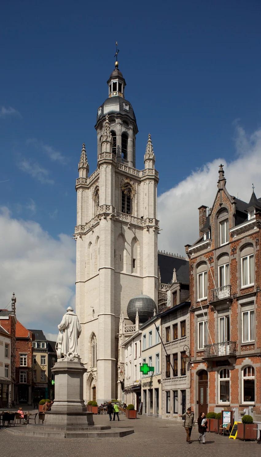 Belgium. Oost-Vlaanderen. Halle. Grote MarktGrote Markt en de Sint-Martinusbasiliek. Main square (Grote Markt). The place with the basilica.