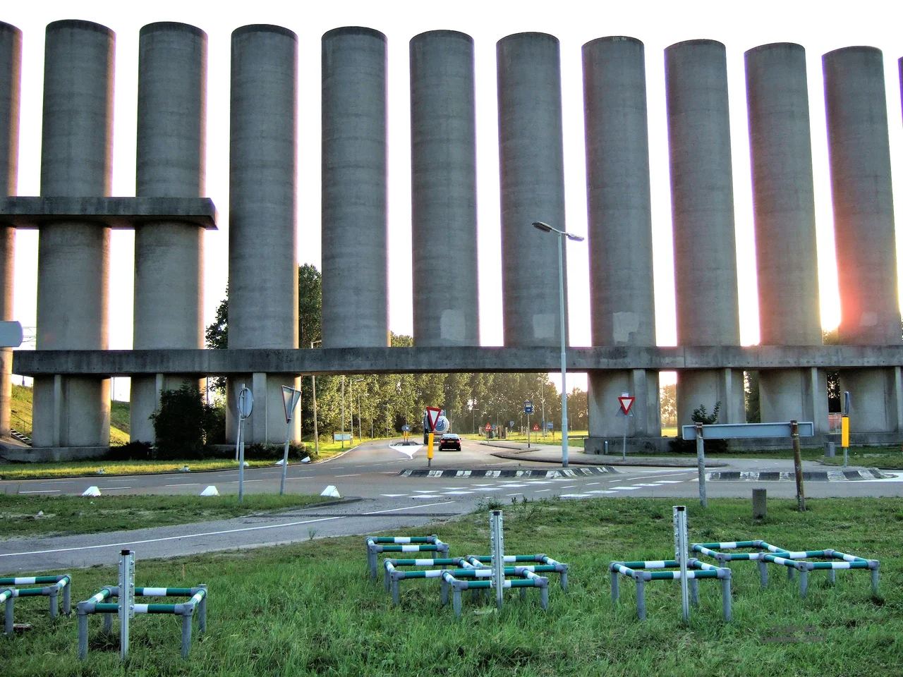Doorgang voor autoverkeer in het windscherm bij de Calandbrug