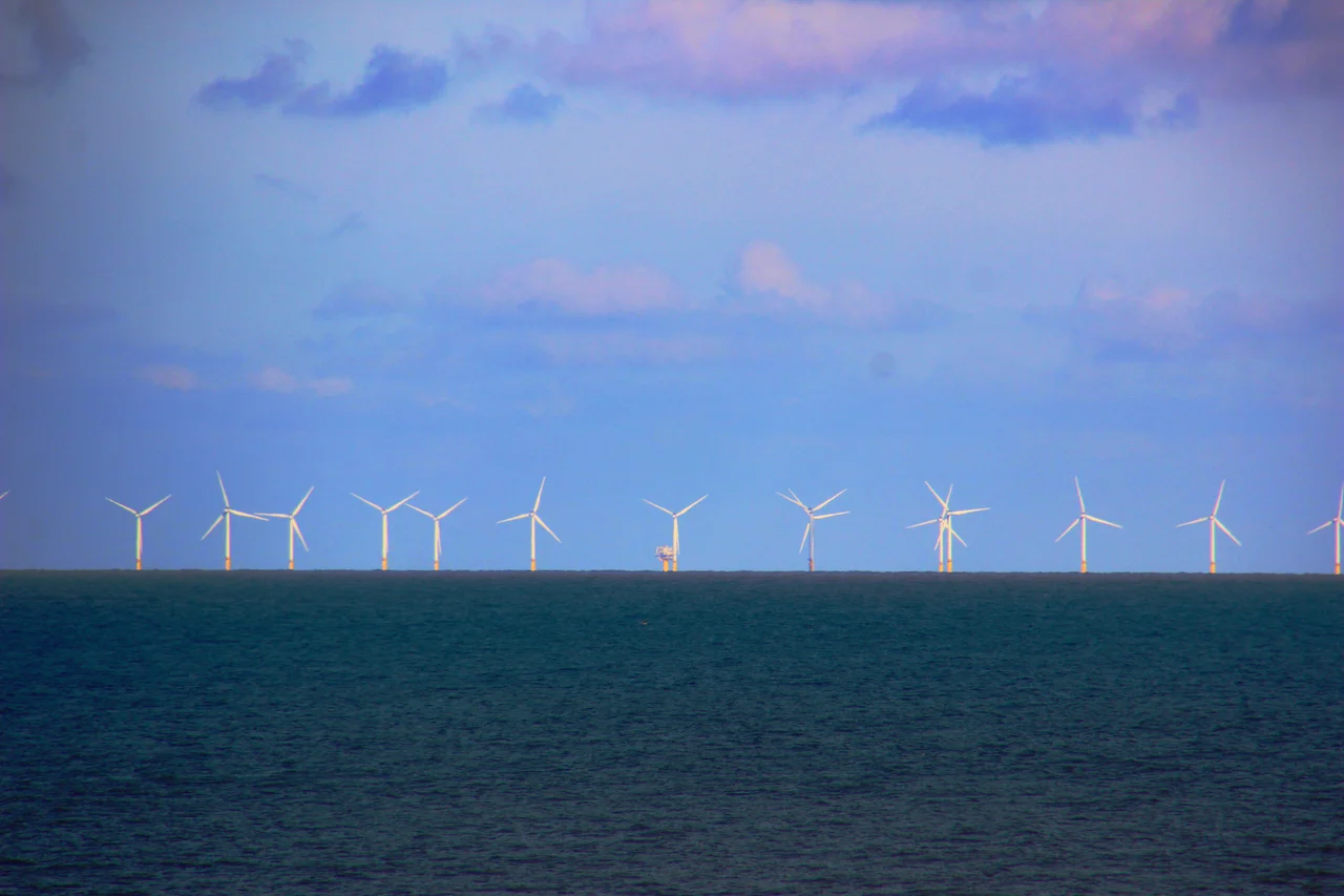 Ansicht des Offshore-Windparks „Luchterduinen“ von Zandvoort aus fotografiert. Man sieht deutlich einen Turm der Umspannplattform.